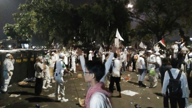 Massa FPI sempat melindungi polisi.