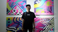Stereoflow, street artist dari Bandung kala berpose di depan karyanya.