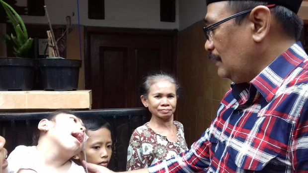 Bertemu Anak Lumpuh Otak, Djarot Sempat Tak Bisa Berkata-kata
