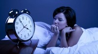 Sering bangun di malam hari atau bahkan insomnia yang disertai rasa cemas dan banyak pikiran adalah ciri selanjutnya. (Foto: iStock)