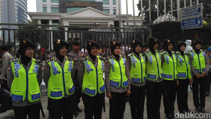 Senyum Para Polwan Berhijab Sapa Pendemo 4 November