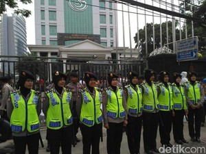 Senyum Para Polwan Berhijab Sapa Pendemo 4 November