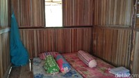 Dua rumah panggung sederhana tersebut terbuat dari batang dan daun sagu. Sudah dua tahun berdiri, Soleman mengaku baru dua kali menerima tamu yang semuanya turis mancanegara. Dengan biaya Rp 400 ribu per orang per hari, tamu bisa menginap dan makan 3 kali sehari (Sukma/detikTravel)