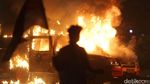 Dua Truk Brimob Dibakar Massa di Depan Istana