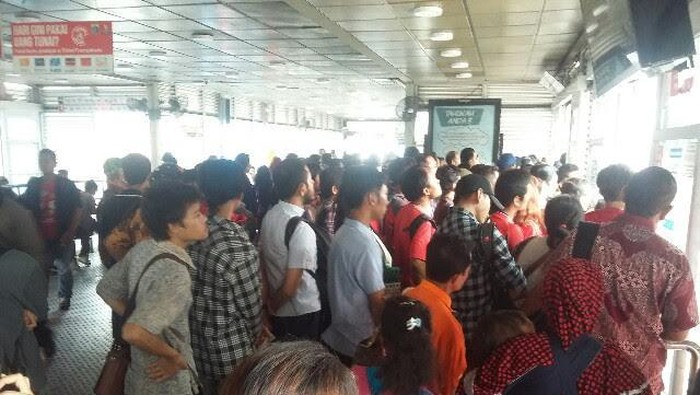Ada Demo 4 November, Penumpang TransJakarta Tujuan Blok M Menumpuk di Harmoni