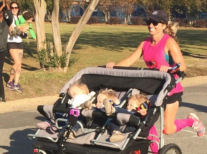 Wow! Ibu Ini Lari Maraton Sambil Dorong 3 Anak Kembarnya di Stroller