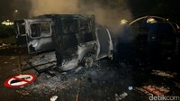 Mobil yang dibakar massa berhasil dipadamkan.