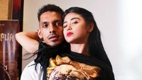 Dewi Persik atau yang akrab disapa Depe itu memang terkenal berani berpose seksi, seperti saat ditemui di acara press conference film Bangkit dari Lumpur. (Dok. detikHOT)