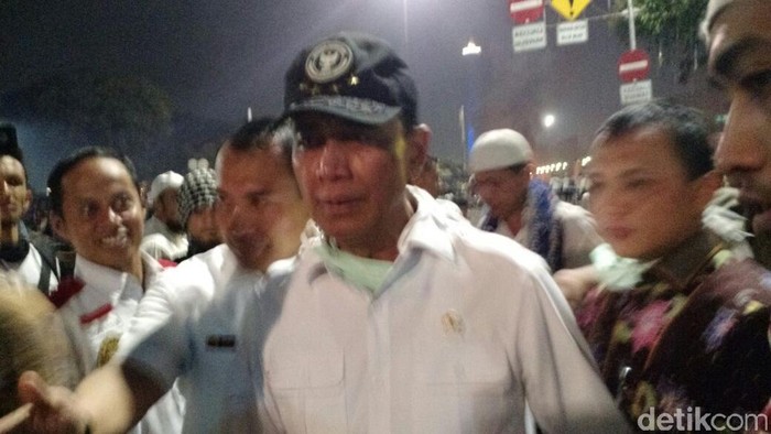 Bantu Aparat yang Terluka, Baju Menko Wiranto pun Kena Darah