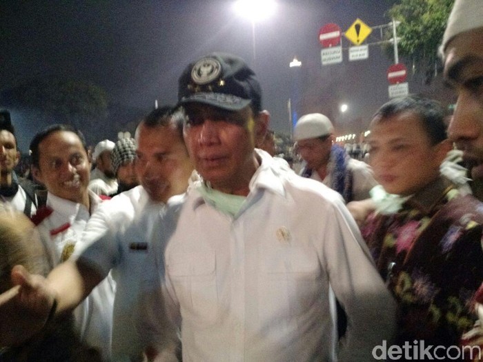 Temui Demonstran, Wiranto Minta Massa Bubarkan Diri dari Depan Istana
