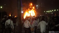 Demontran melakukan aksi bakar truk Brimob.
