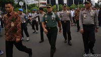 Panglima TNI Jenderal Gatot Nurmantyo tampak didampingi Wakapolri Komjen Pol Syafruddin.
