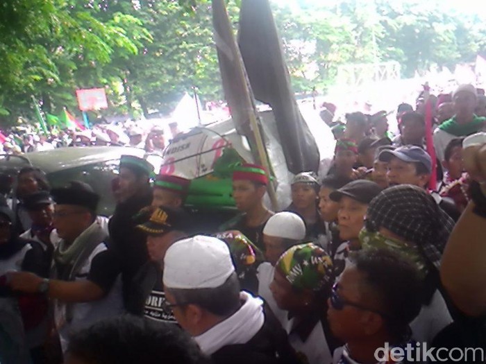 Mulai Bergerak ke Istana, Pendemo Bawa Keranda untuk Ahok