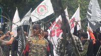Massa Berpakaian Loreng dan Berbendera Hitam Tiba di Depan Istana