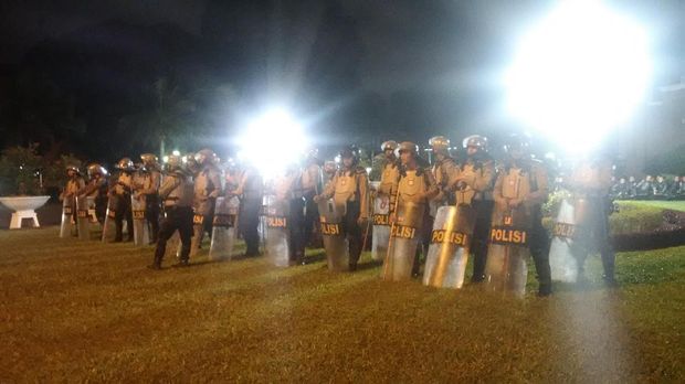 Massa Merangsek DPR, Lalin Gatot Subroto Arah Slipi Ditutup