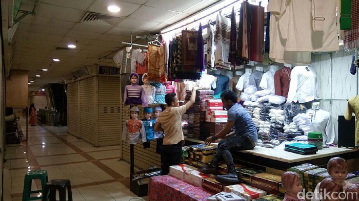 Buka Setengah Hari, Pedagang Tanah Abang Sepi Pembeli