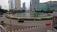 Bundaran HI juga lengang.