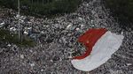 Bendera Merah Putih Raksasa di Tengah Pendemo 4 November