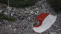 Padatnya para pendemo, bendera Merah Putih tetap berkibar.
