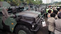 Mulai dari panser hingga water cannon disiagakan.