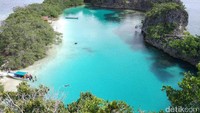 Gugusan pulau-pulau dan karang di Kabupaten Raja Ampat tak perlu diragukan lagi kecantikannya. Siapa sangka di antara beberapa pulau itu menyembunyikan sepotong surga yang masih jarang dikunjungi wisatawan. Salah satunya Pulau Rufas yang berdekatan dengan Bukit Pianemo (Sukma/detikTravel)