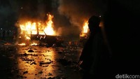 Ini penampakan terbakarnya dua truk Brimob yang dibakar massa.