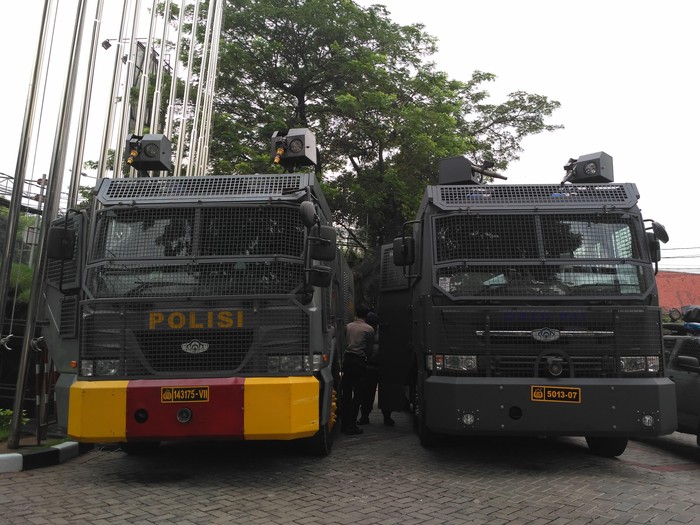 Water Cannon dan Polisi Siaga di Gedung KKP Sambut Demonstrasi 4 November