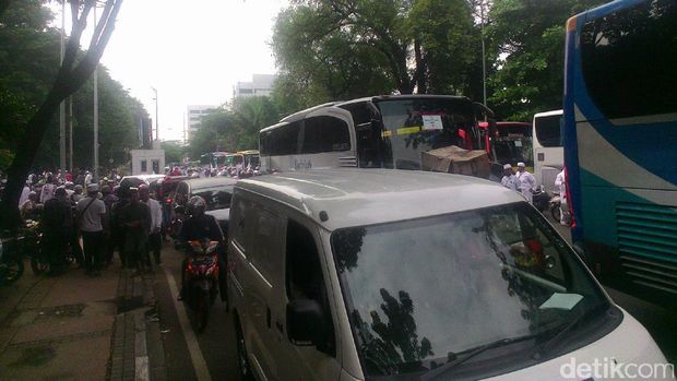 Bus-bus Pendemo Terus Bertambah di Istiqlal, Lalin Macet