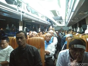Ikut Demo 4 November, Santri Daarut Tauhid Berbekal Peralatan Bersih-bersih