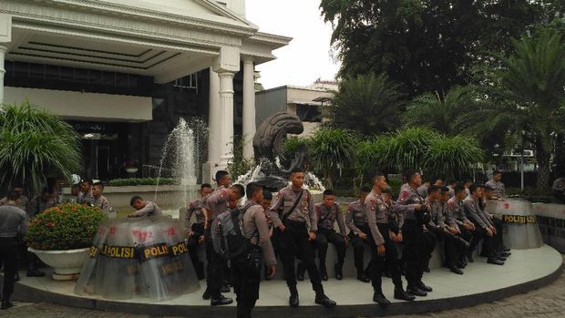 Polisi juga telah bersiaga mengamankan demo.