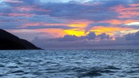 Semburat sinar jingga mulai muncul di ufuk barat, tanda matahari sebentar lagi akan tenggelam. Sungguh indah pemandangan yang tersaji di Pulau Mansuar (Wahyu/detikTravel)