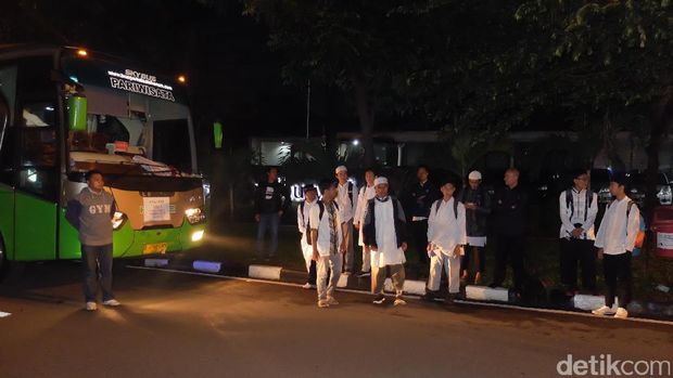 Pekik Takbir Warnai Keberangkatan Demonstran dari Bandung ke Jakarta