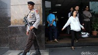 Polisi berpatroli di Pasar Tanah Abang.