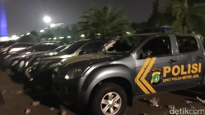 Mobil Dinas TNI dan Polisi Dirusak Massa Pendemo di Monas