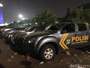 Mobil Dinas TNI dan Polisi Dirusak Massa Pendemo di Monas