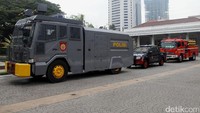 Satu unit water cannon disiagakan di Balai Kota DKI Jakarta, Jumat (4/11/2016).