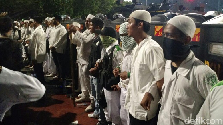 Massa FPI Bentengi Polisi dari Massa HMI di Depan Istana Massa FPI Bentengi Polisi dari Massa HMI di Depan Istana