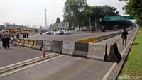 Saat ini belum ada demonstran yang berunjukrasa di depan Istana. Hanya terlihat petugas kepolisian yang berjaga-jaga.