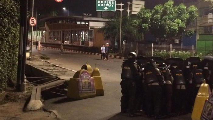 Massa di Penjaringan Ricuh, Polisi Datangkan Water Cannon