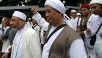 Penyanyi religi Opick juga terlihat di antara massa demo 4 November.