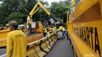 Petugas menutup Jalan Medan Merdeka Barat, Jumat (4/11/2016).