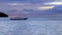 Di kejauhan, tampak kapal nelayan mulai pergi melaut. Mata pencaharian utama penduduk Raja Ampat memang sebagai nelayan (Wahyu/detikTravel)