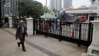  Seorang warga melintas di depan Balai Kota DKI Jakarta.