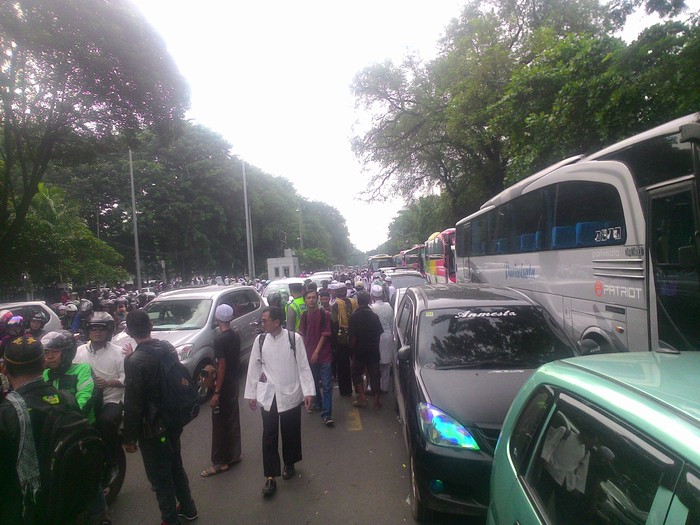 Petugas Keamanan FPI Bantu Polisi Atur Lalin yang Terhambat di Dekat Masjid Istiqlal