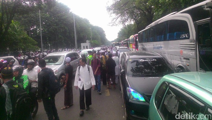 Bus-bus Pendemo Terus Bertambah di Istiqlal, Lalin Macet