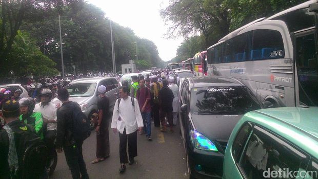 Lalu lintas di sekitar Masjid Istiqlal macet 