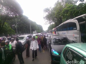 Bus-bus Pendemo Terus Bertambah di Istiqlal, Lalin Macet