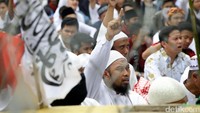Demonstran berorasi di depan Istana Negera.