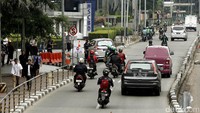 Petugas keamanan mengatur lalu lintas yang mengarah ke kawasan SCBD.