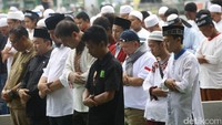 Dhani terlihat salat Jumat bersama pendemo lainnya.